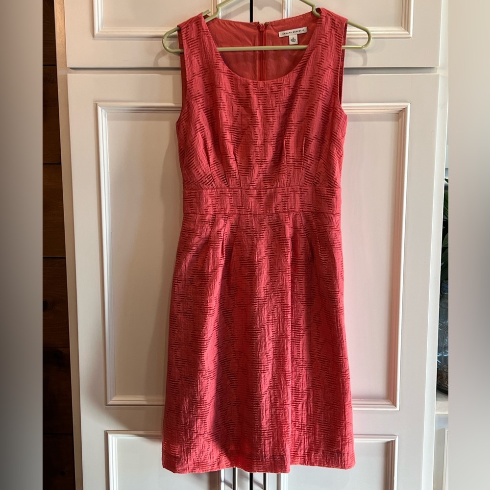Banana Republic fit flare coral lined dress sz 4 Small texture NICE!